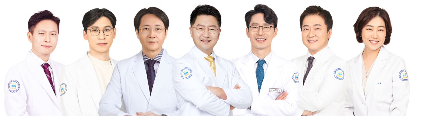 미래본병원 원장님들이 나란히 일렬로 정렬해 계신 사진