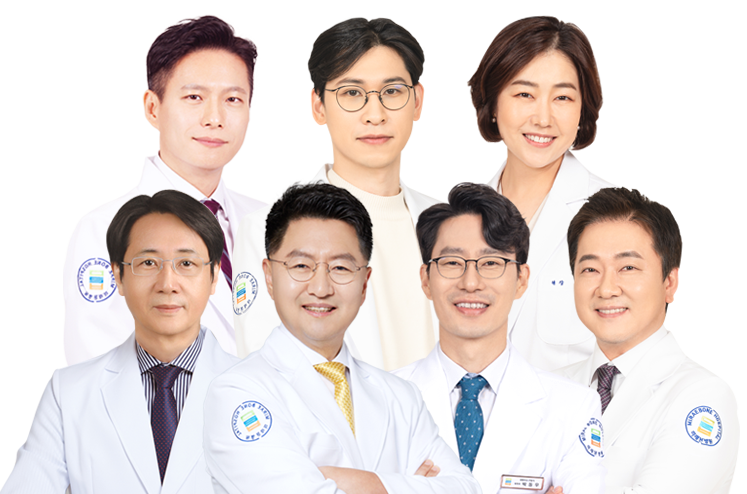 미래본병원 원장님들이 2열로 서 계신 사진